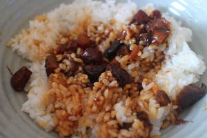 冬笋香菇卤肉饭的做法