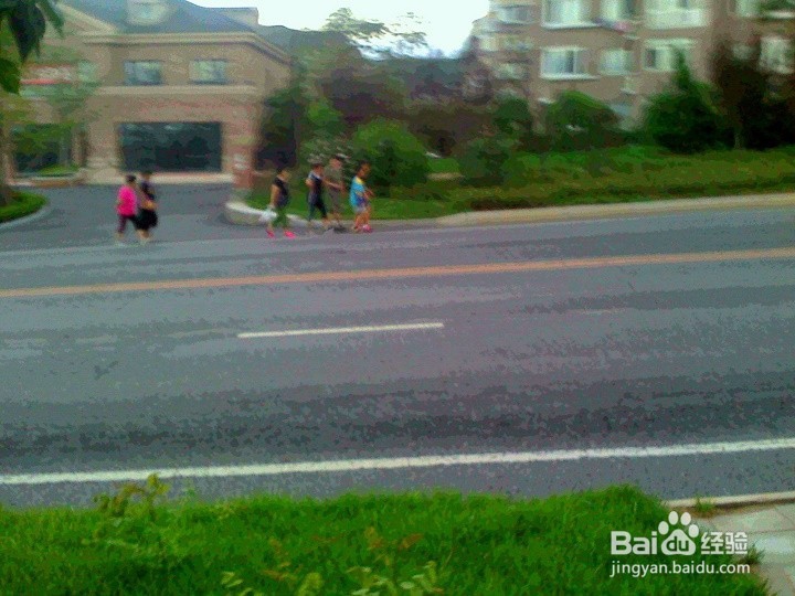 为什么说在人行道里侧走更安全