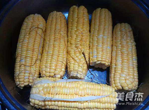 水煮甜玉米的做法