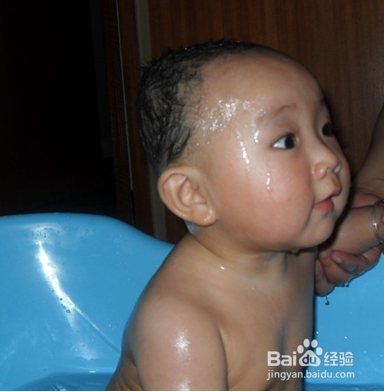 小孩发高烧怎么办？