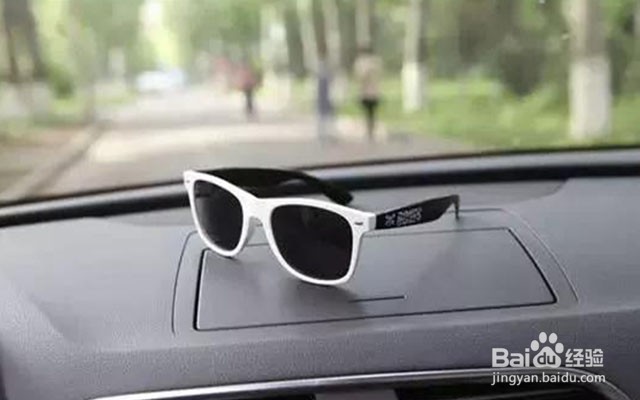 开车时车内出现难闻的气味怎么办？