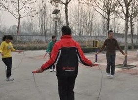 头发保持乌黑发亮的小知识