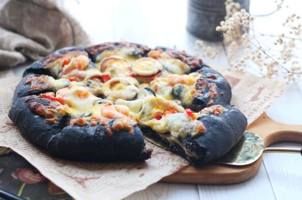 海鲜墨鱼汁披萨