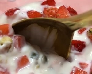 食补佳品草莓酸奶燕麦慕斯杯的做法