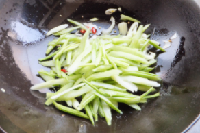芹菜炒鸡蛋的做法