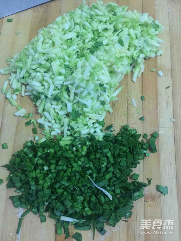 韭菜鸡蛋西葫锅贴