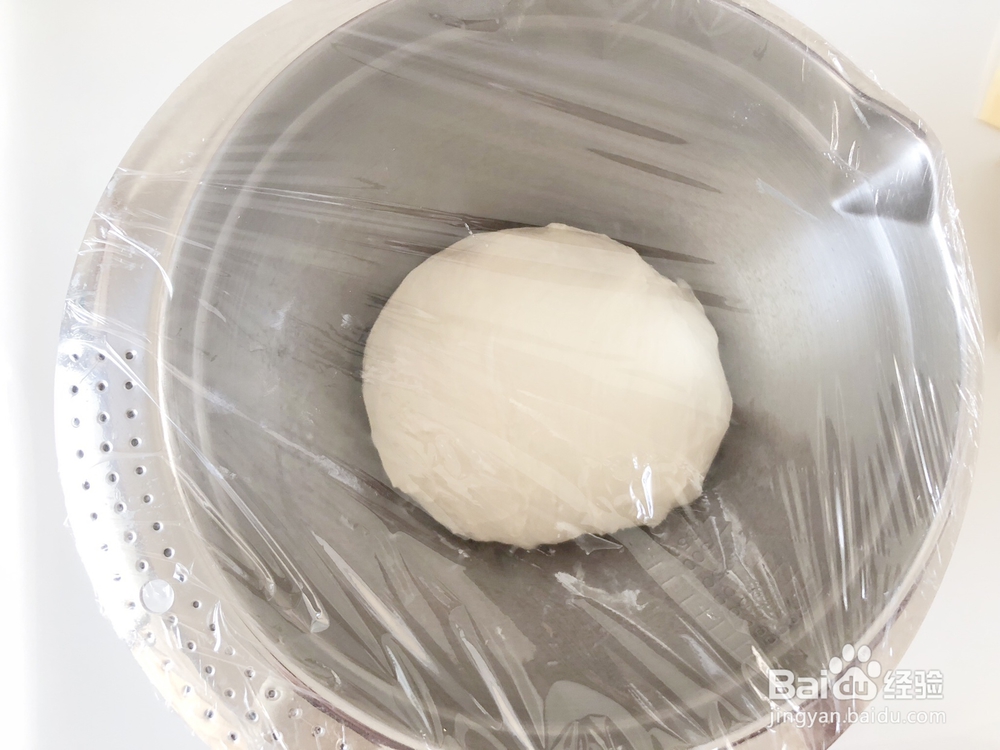 香气浓郁的芝士肉肠香葱面包