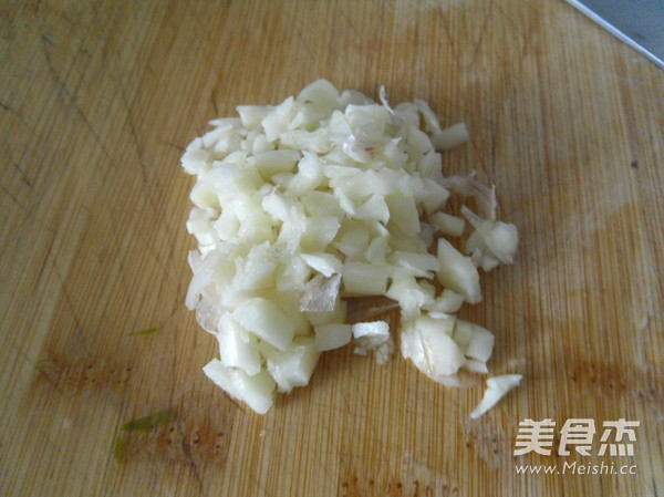 金蒜鸡翅的做法