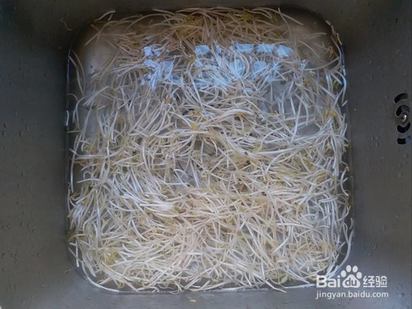 爆炒。酸辣绿豆芽的做法