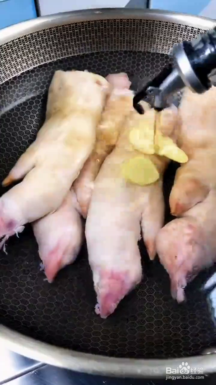 如何制作好吃软烂的红烧猪蹄？
