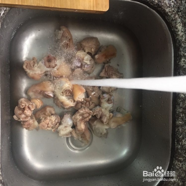 猪脚莲藕花生汤的做法