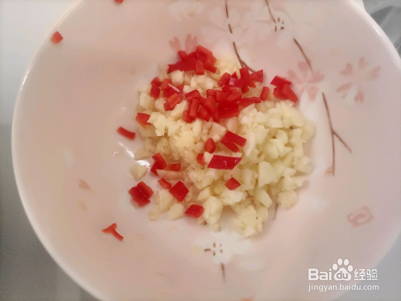 凉拌香辣蒜香松花皮蛋的做法