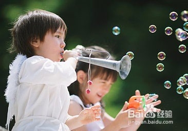 如何节制能吃的宝宝吃东西？