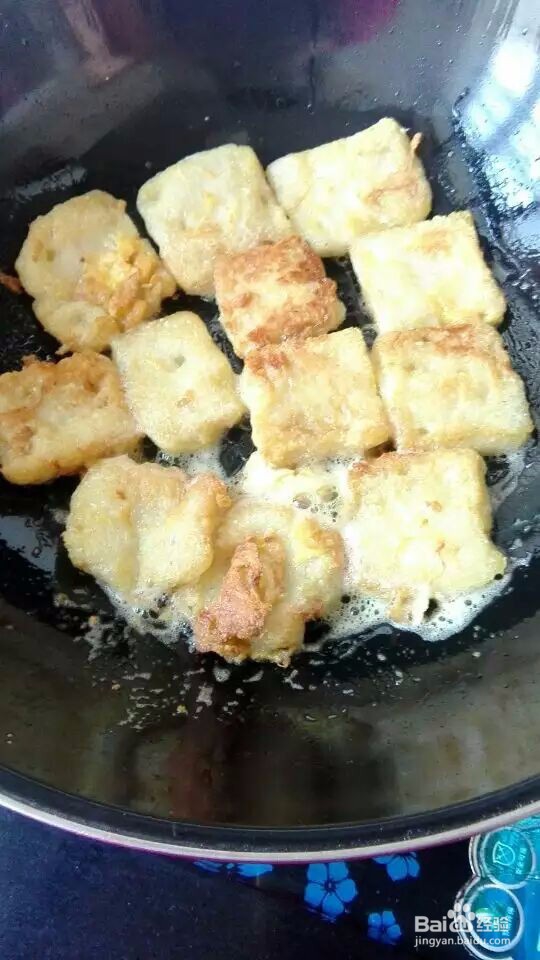 如何用鸡蛋和年糕做出美味的食物?