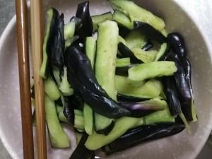 养生食补肉段烧茄子的做法