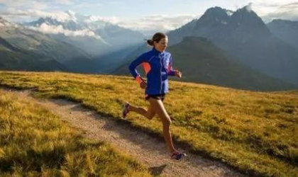 跑步的时候,手应该是紧握紧拳头的吗