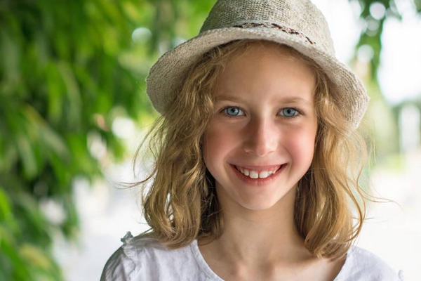 听到消息她立刻心情舒展,把句子改写的工具体