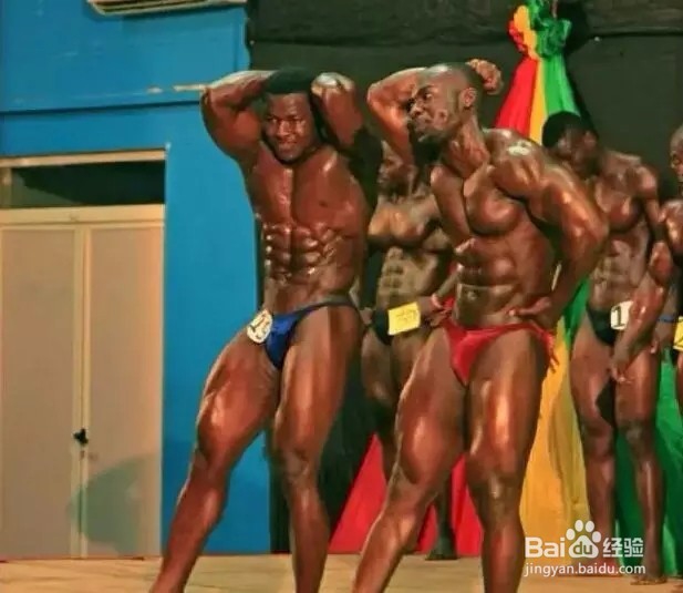 你嫌自己忙没时间锻炼,人家忙成狗也练出了腹肌