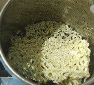 在宿舍怎么煮火鸡面？没有锅怎么煮火鸡面？