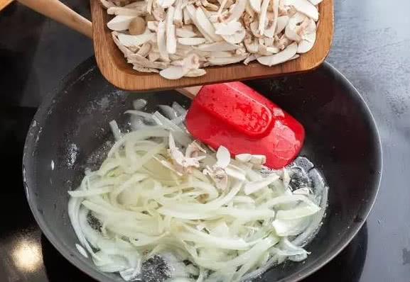 菌菇鸡肉煲仔饭
