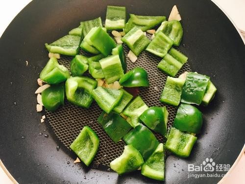 青椒素炒蘑菇怎么做