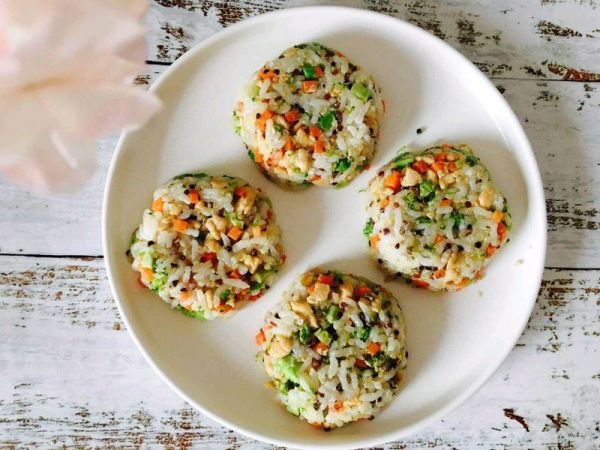 藜麦鸡肉蔬菜饭团