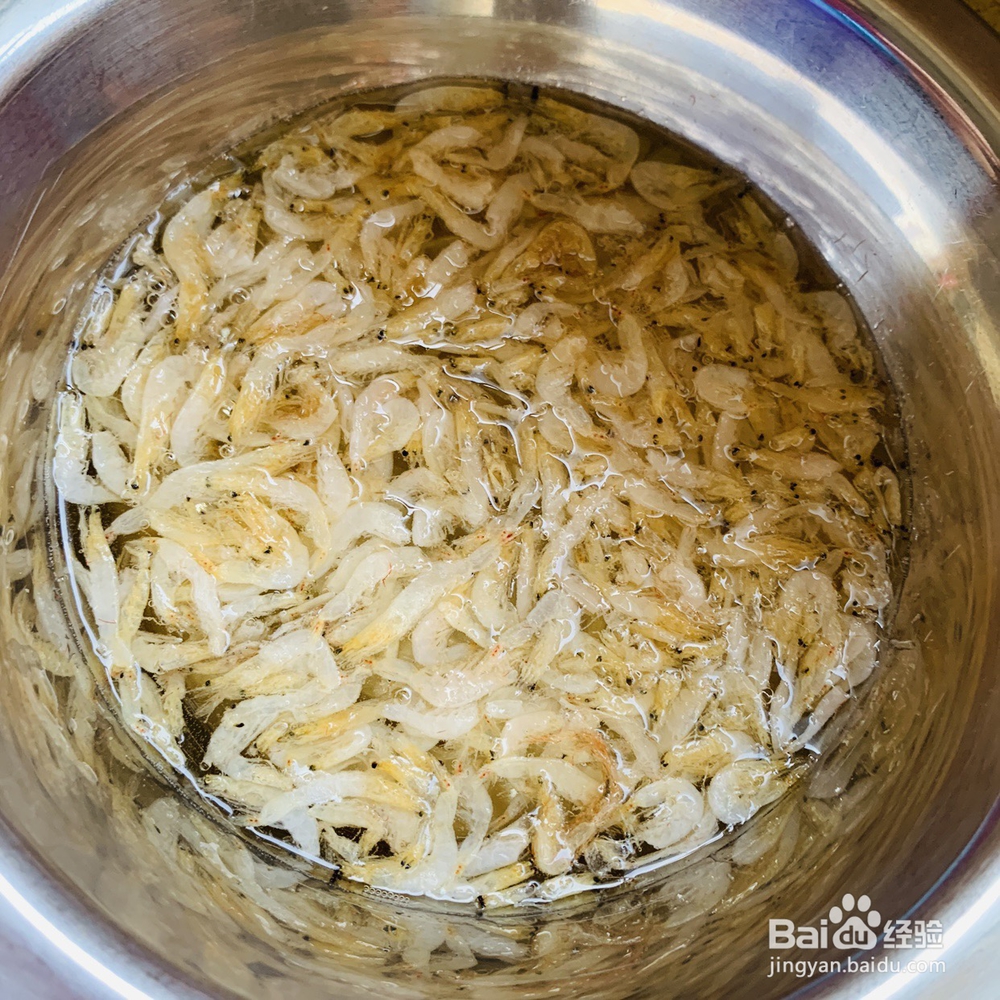 丝瓜虾皮熬制的咸蛋汤