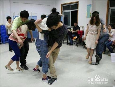 10人团队踩报纸如何踩
