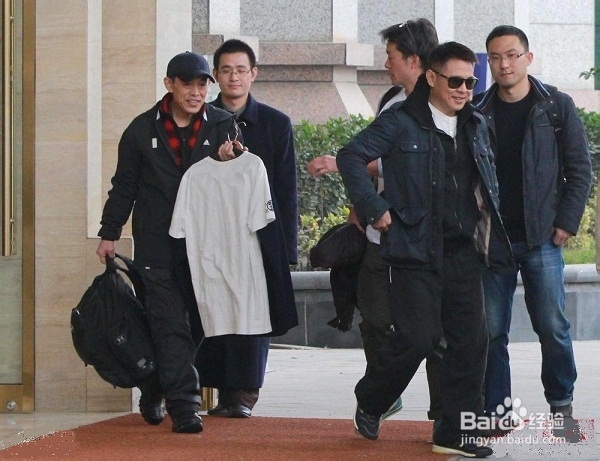 李连杰哥哥长啥样?