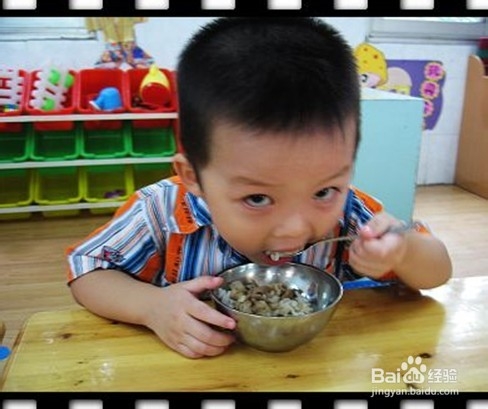 怎么培养孩子独立吃饭的能力？