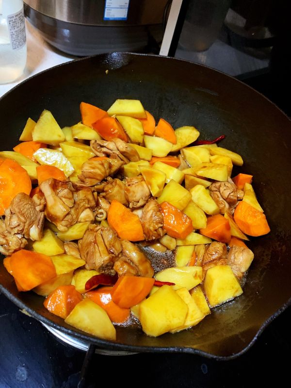 鸡肉炖土豆胡萝卜