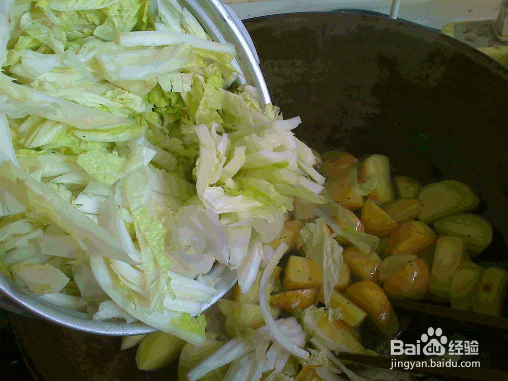 #美食#老年人怎样用大白菜段焖小土豆块