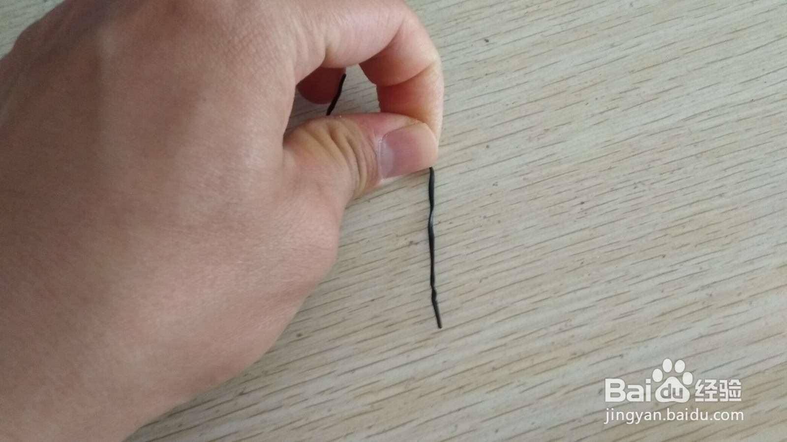 如何用数据线绑绳和别针做简易的中性笔支架