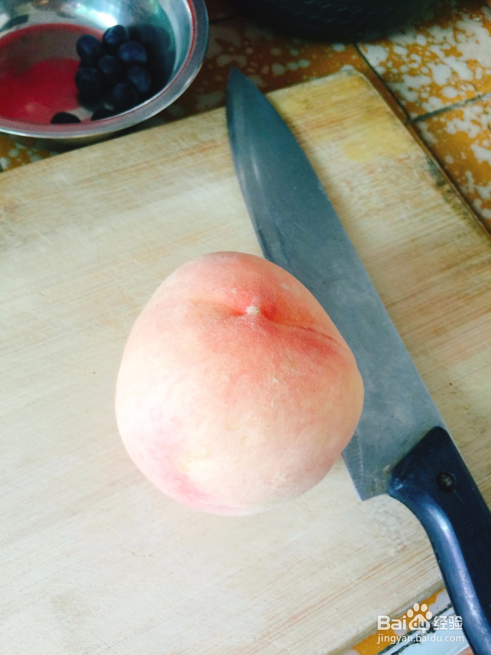 如何制作Detox water--柠檬蜜桃苏打水