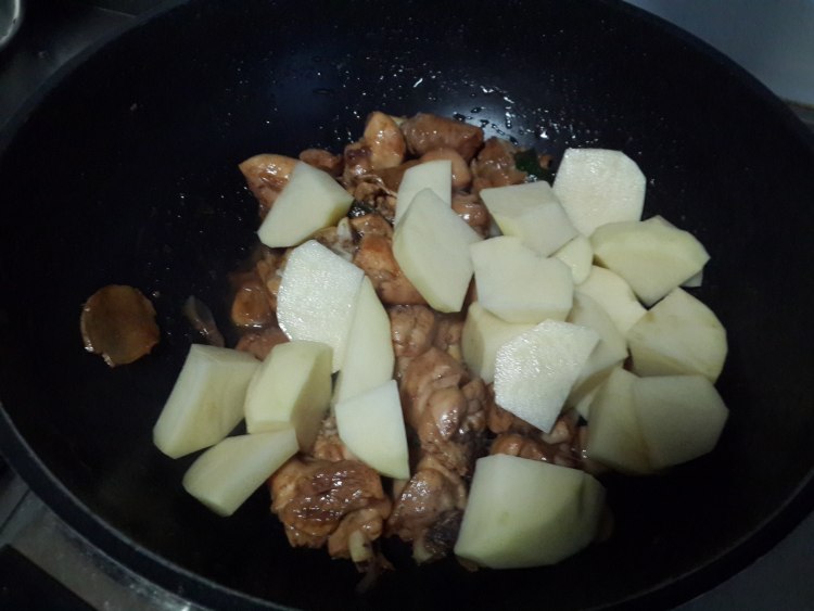 土豆炖鸡腿的做法，有了这个午餐何愁吃不下！