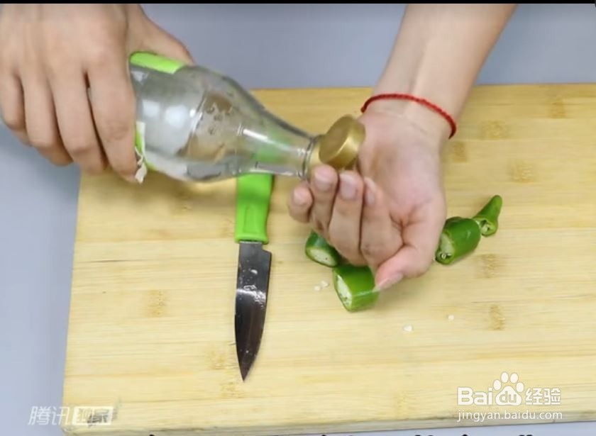 切完辣椒后马上使用这个方法效果非常的好