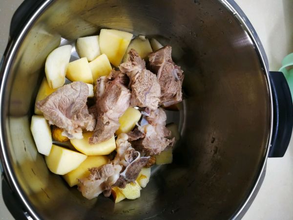 清甜滋润苹果雪梨无花果排骨汤