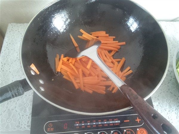 清脆可口的芹菜炒胡萝卜，让你唇齿留香!