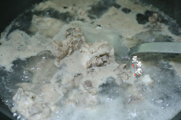 墨鱼螵蛸猪尾汤