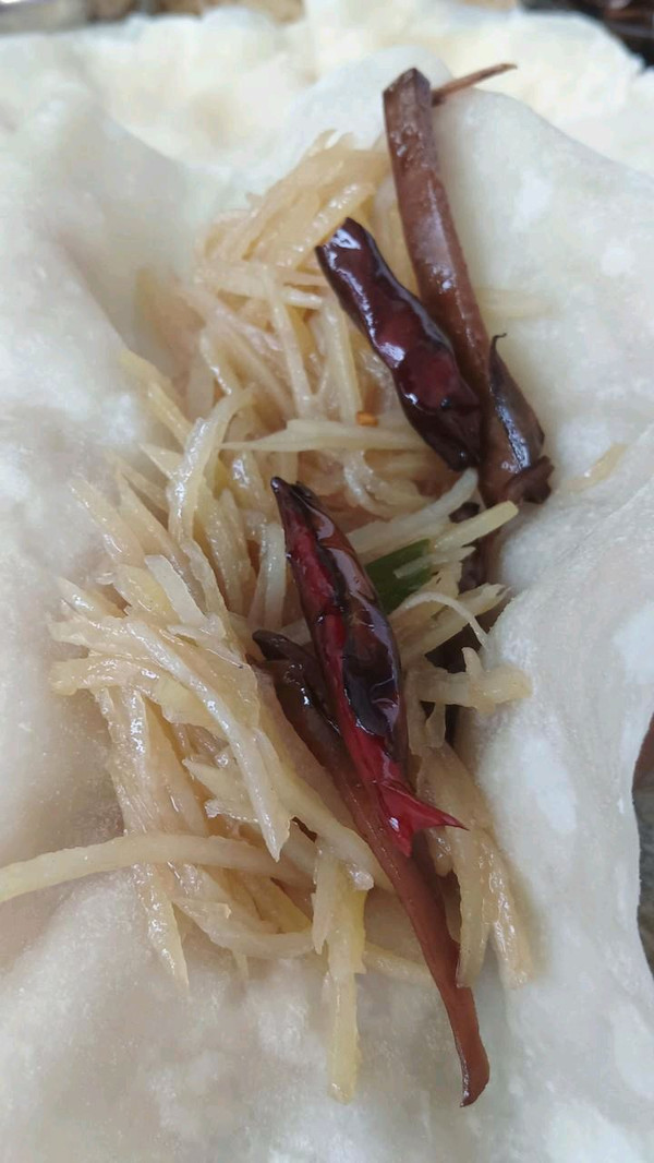 水蒸饼卷咸菜疙瘩丝