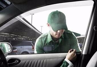 车钥匙不小心锁到车里怎么办