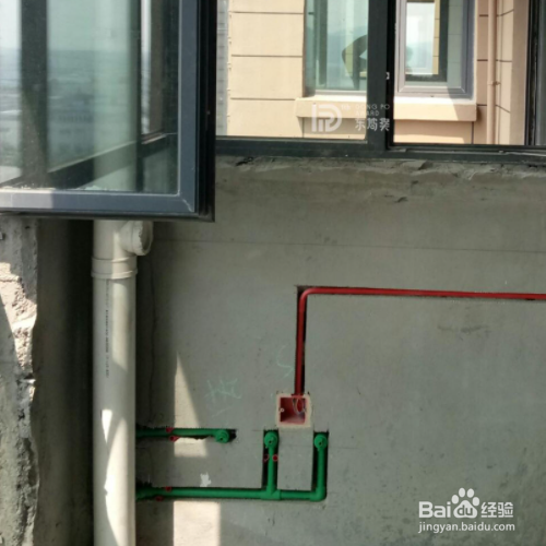 阳台水管外露巧妙装饰