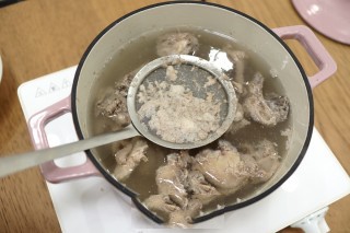 如何在家就能简单做一份猪肚白果鸡汤呢？