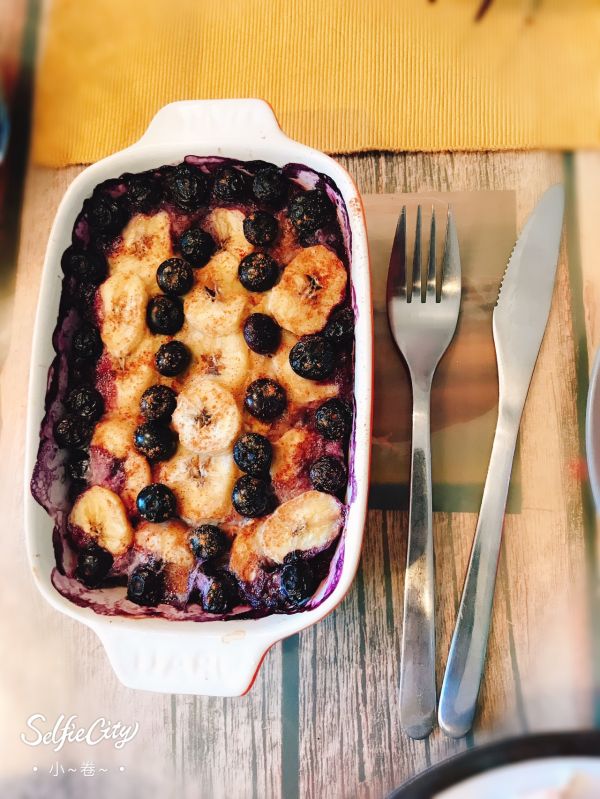 肉桂香蕉蓝莓烤燕麦