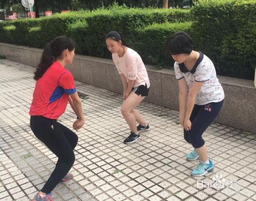 中考排球对墙垫球测试方法