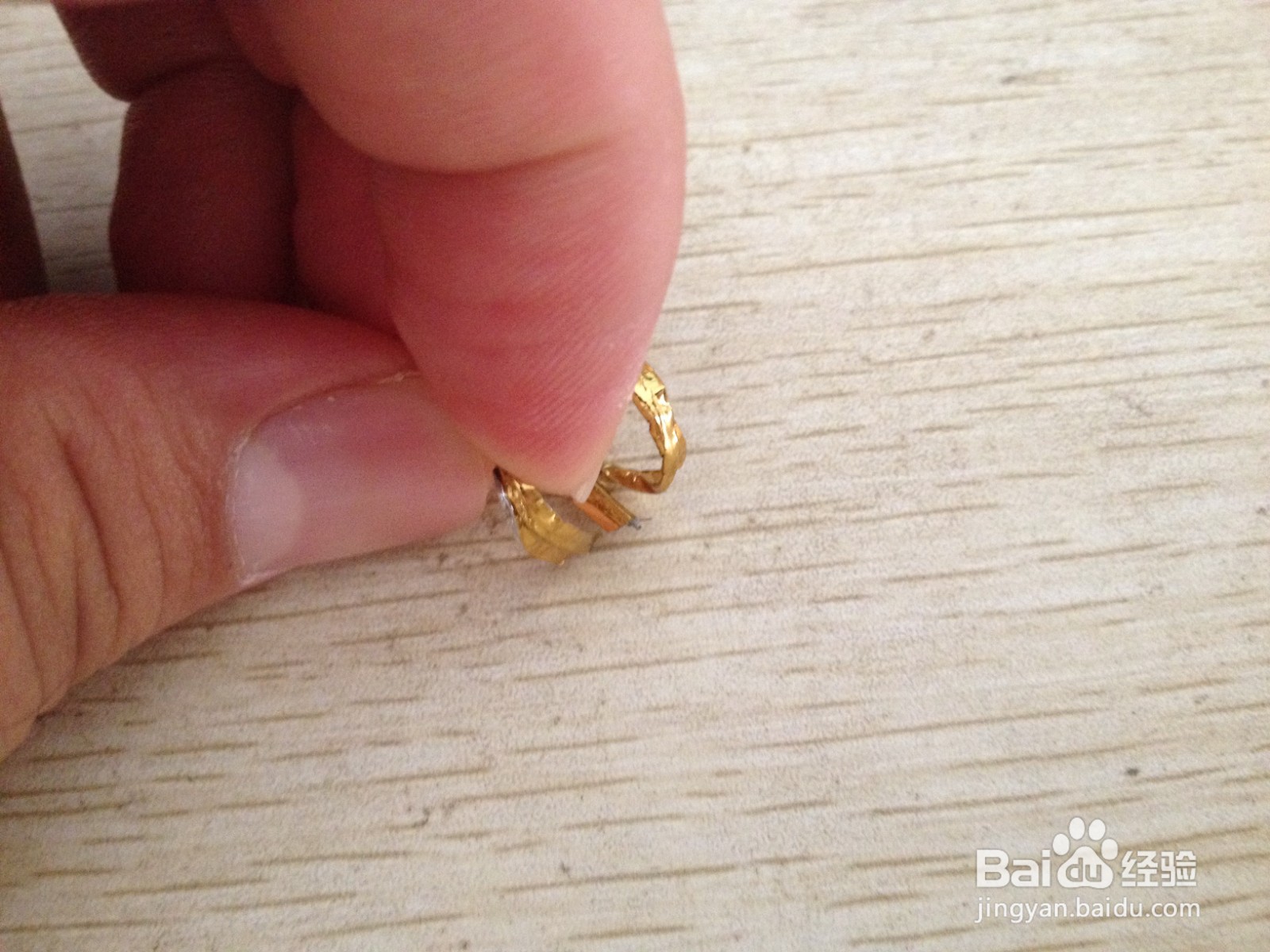 如何用一个面包袋绑绳缠绕成钢笔的简易支架