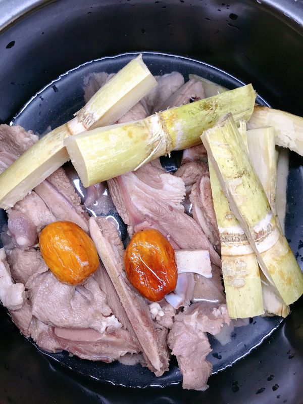 竹蔗马蹄猪骨汤