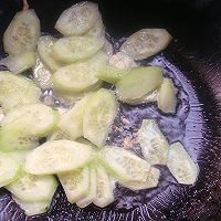 美白肌肤的佳品黄瓜木耳炒鸡蛋