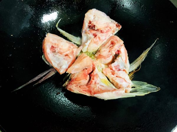 酸辣鱼头豆腐火锅