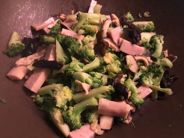 西兰花木耳炒午餐肉